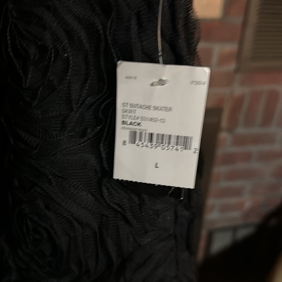 Ladies mini black floral skirt with tags. - Picture 4 of 4